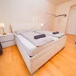 5 Bob's - 2 Bedrooms With King Size Beds