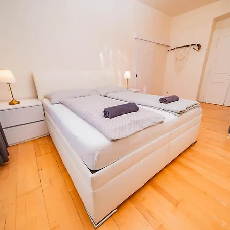 5 Bob's - 2 Bedrooms With King Size Beds