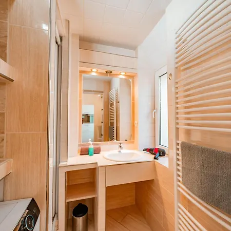 5 Bob's - 2 Bedrooms With King Size Beds
