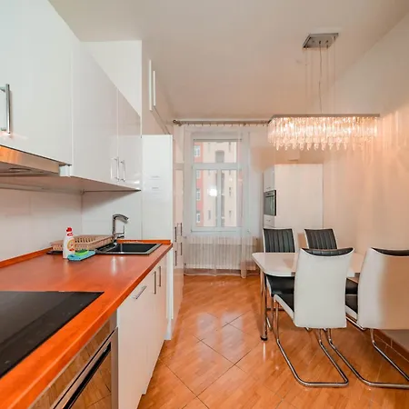 5 Bob's - 2 Bedrooms With King Size Beds Apartmán